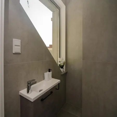 Maya's Flats & 32 - Granaria *